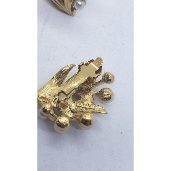 Vintage Trifari Clip On Earrings Gold Tone Faux Pearl Leaf Cluster Signed - Picture 10 of 11